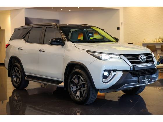 TOYOTA HILUX SW4 2.8 SRX DIAMOND 4X4 7 LUGARES 16V TURBO INTERCOOLER DIESEL 4P AUTOMÁTICO